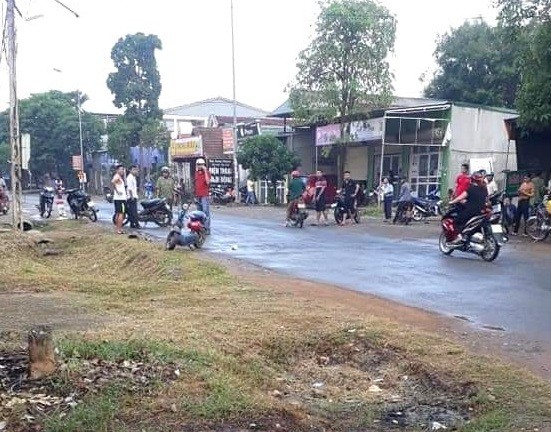 Đi thăm vợ và con về, cuồng ghen cầm búa đánh chết tình địch ngay trên đường - Ảnh 2.