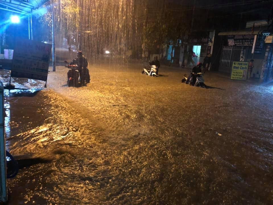 Clip đường ngập sâu, dân vừa quay video vừa kêu gào với ông trời - Ảnh 3.