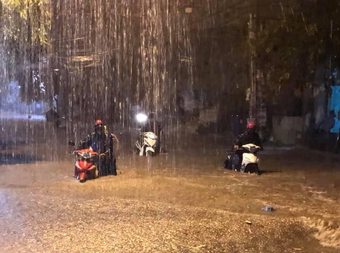 CLIP: Ngập không lối thoát, người dân vừa quay video vừa liên tục kêu khổ