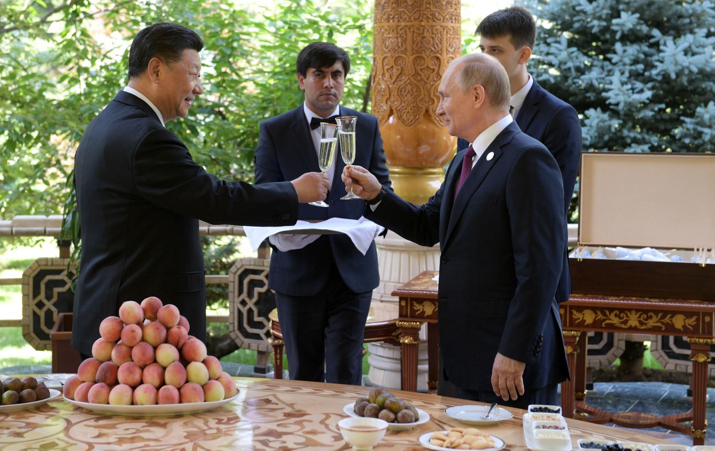 Ông Putin đổi gu mừng sinh nhật - Ảnh 6.