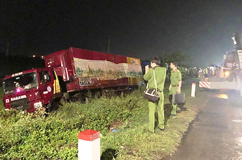 Xe đầu k&eacute;o container t&ocirc;ng rồi cuốn xe m&aacute;y v&agrave;o gầm, 2 thanh ni&ecirc;n thương vong - Ảnh 1.