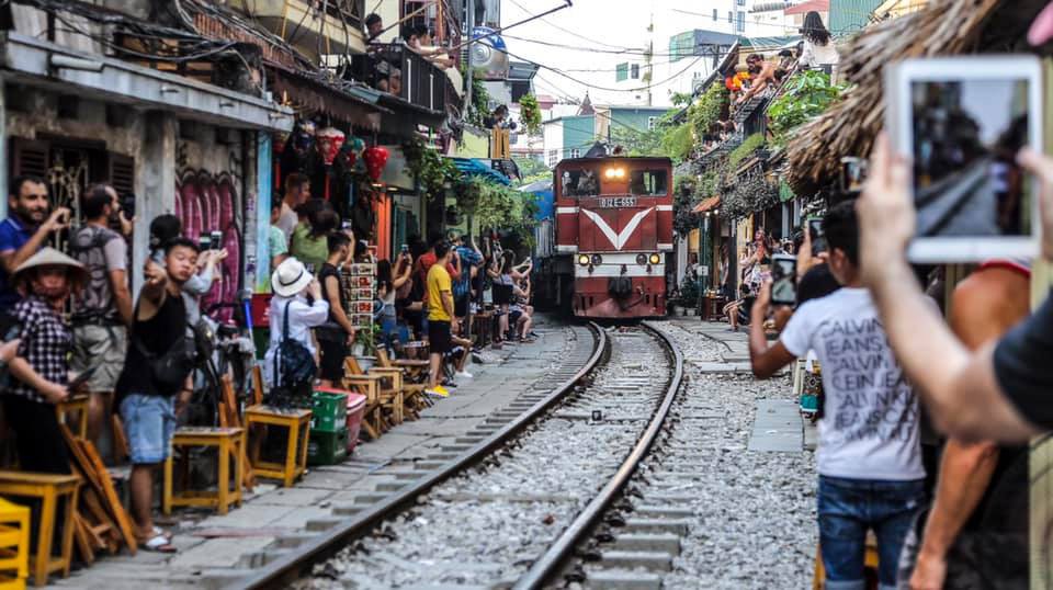 Hà Nội đặt hạn chót "xoá sổ" các quán cà phê đường tàu