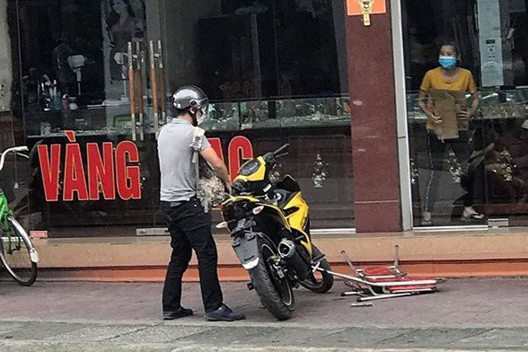 Tài xế điều khiển xe ôtô tông ngã tên cướp tiệm vàng có súng - Ảnh 2.