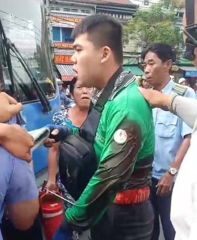 X&ocirc; x&aacute;t sau va quẹt, t&agrave;i xế xe bu&yacute;t đ&acirc;m thanh ni&ecirc;n mặc &aacute;o GrabBike - Ảnh 2.
