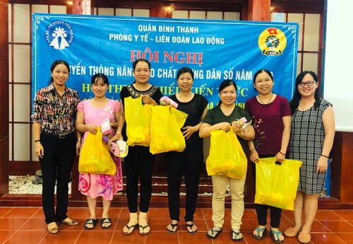 Nữ công nhân được bồi dưỡng kỹ năng chăm sóc trẻ