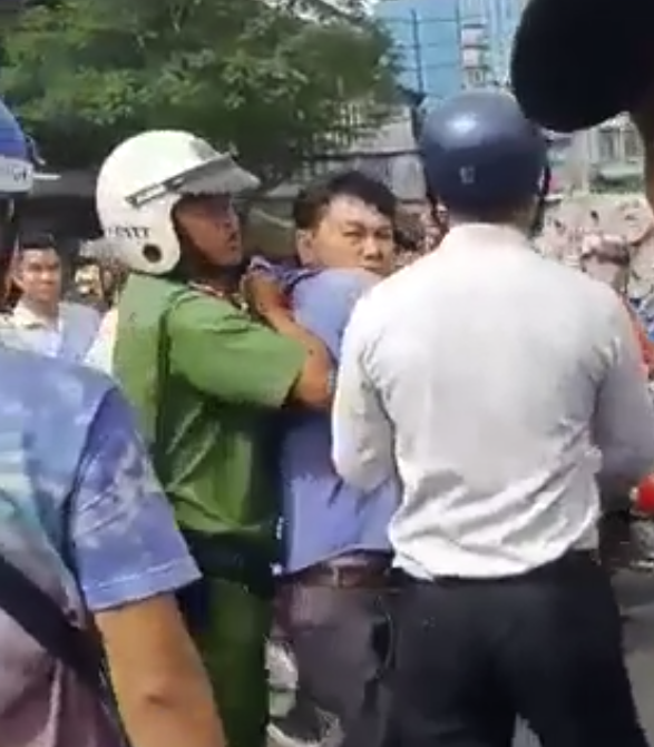 Xô xát sau va quẹt, tài xế xe buýt đâm thanh niên mặc áo GrabBike