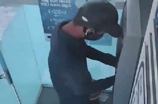 Truy bắt đối tượng bịt mặt lắp thiết bị lấy cắp thông tin trên cây ATM trong 1 phút