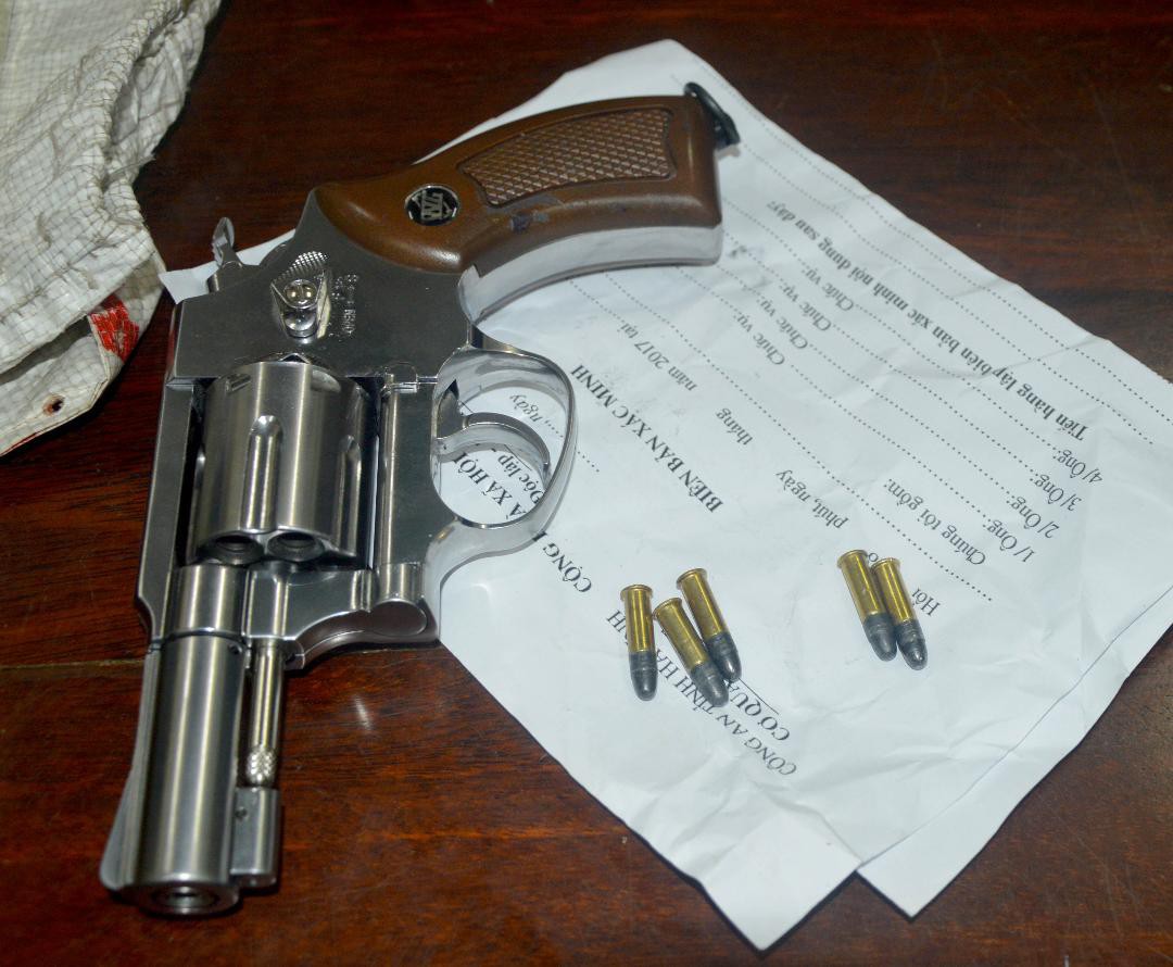 Bắt kẻ lận lưng súng colt cùng 5 viên đạn vận chuyển 6 bánh heroin - Ảnh 3.