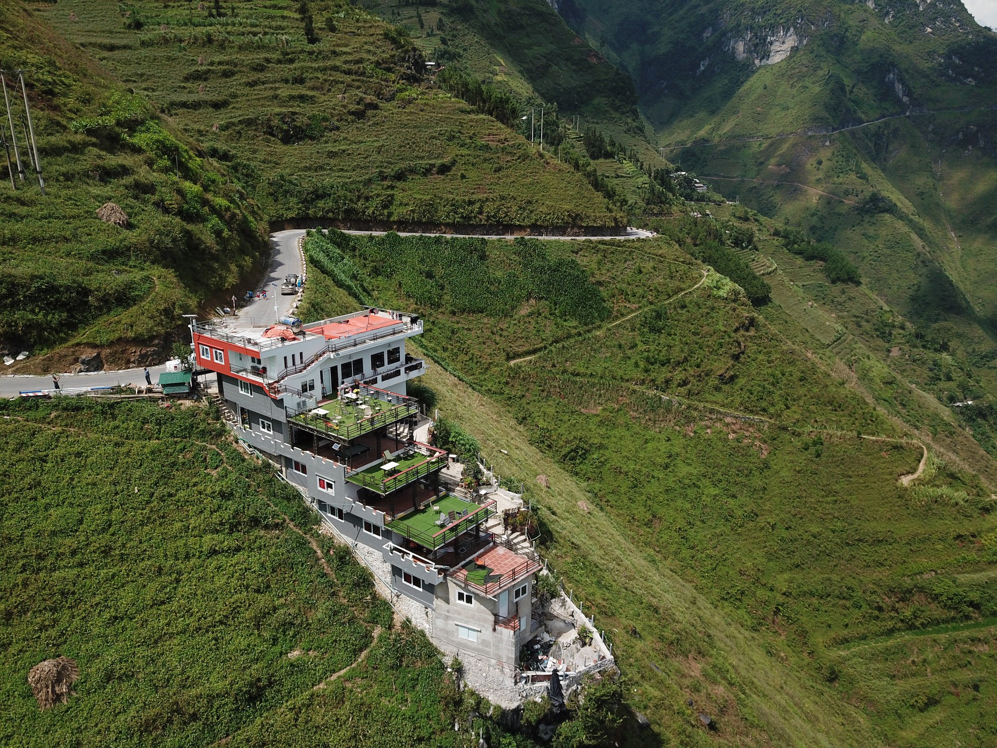 Hà Giang báo cáo Thủ tướng Chính phủ về công trình sai phạm ở Mã Pí Lèng: Không bao che, xử lý nghiêm - Ảnh 2.