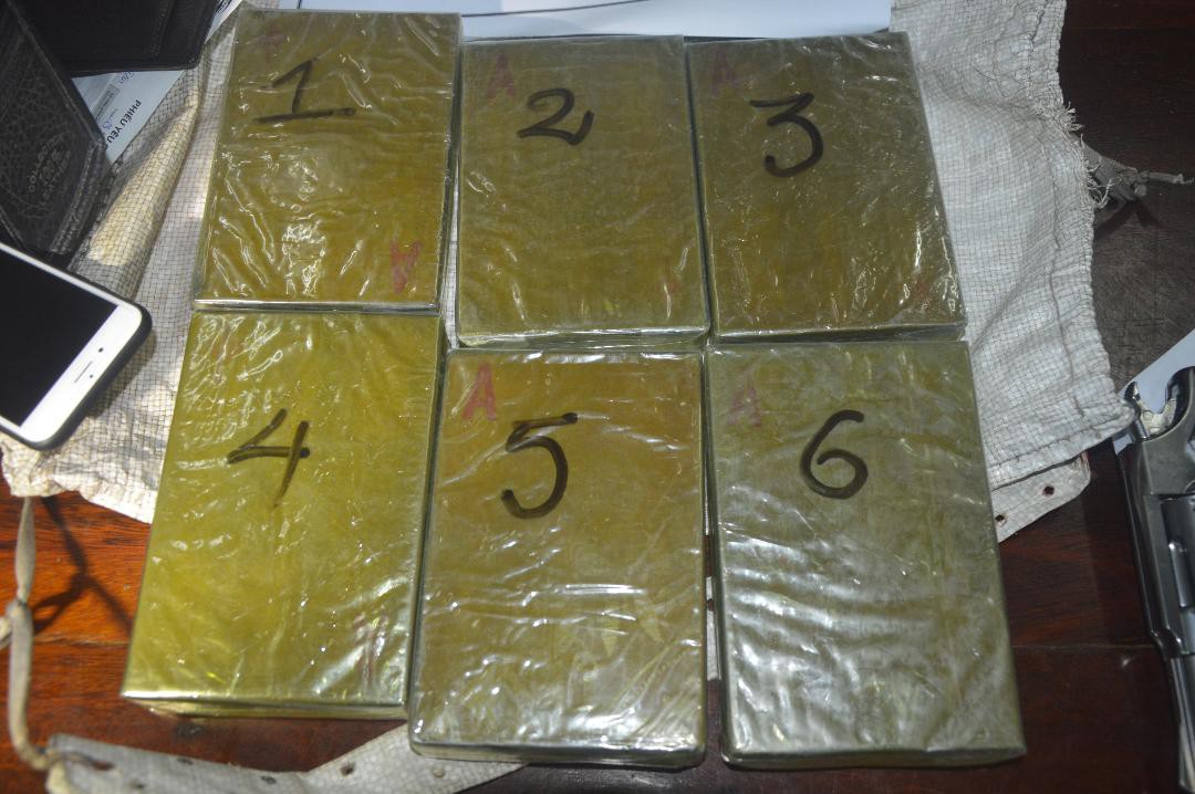 Bắt kẻ lận lưng súng colt cùng 5 viên đạn vận chuyển 6 bánh heroin - Ảnh 2.