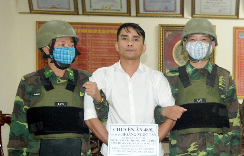 Bắt kẻ  "lận lưng" súng colt cùng 5 viên đạn vận chuyển 6 bánh heroin