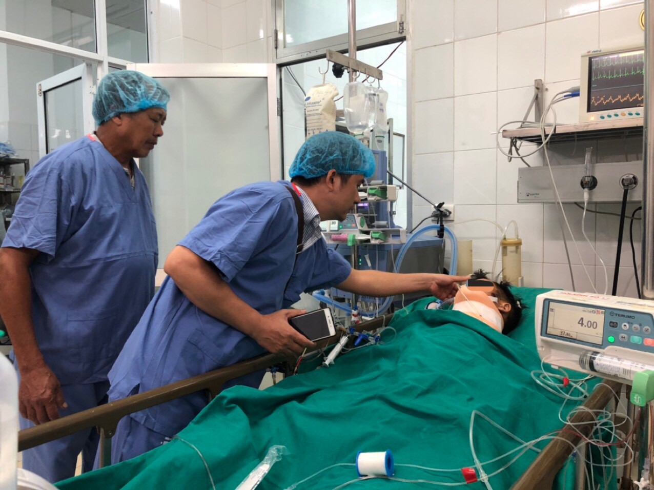 Người vợ bị h&agrave;ng x&oacute;m đồn b&aacute;n tạng lấy tiền v&igrave; hiến tạng chồng cứu người dưng - Ảnh 1.