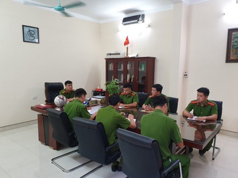 D&ugrave;ng clip n&oacute;ng uy hiếp vợ bạn t&igrave;nh - Ảnh 1.
