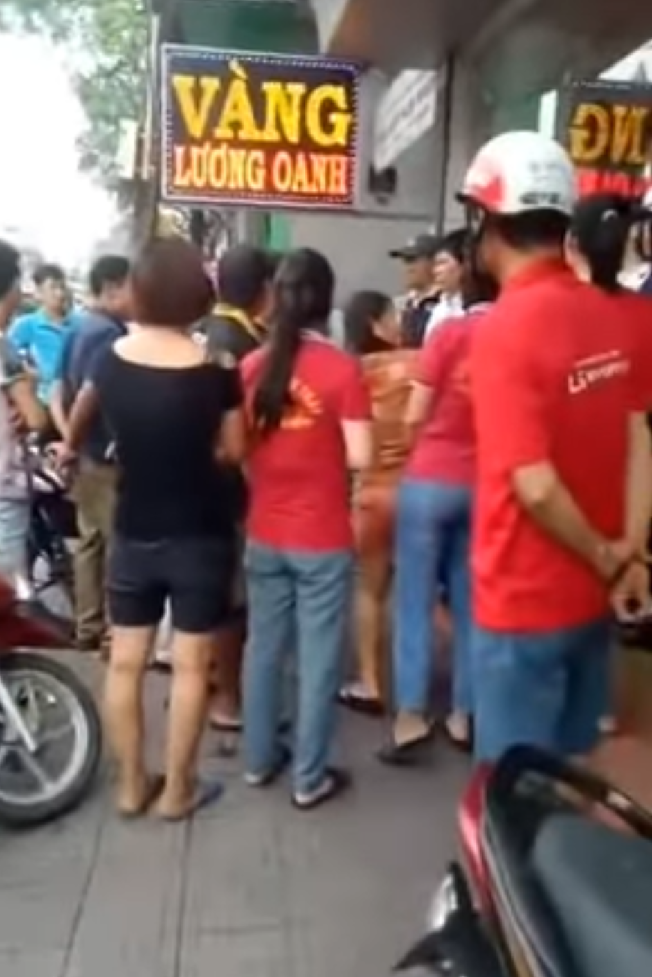 R&aacute;o riết truy bắt nghi phạm bịt mặt d&ugrave;ng h&agrave;ng n&oacute;ng x&ocirc;ng v&agrave;o tiệm v&agrave;ng cướp 200 triệu đồng - Ảnh 3.