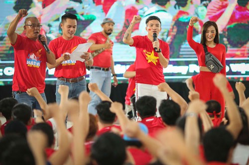 Nghe các bài top 10 để cổ vũ đội tuyển