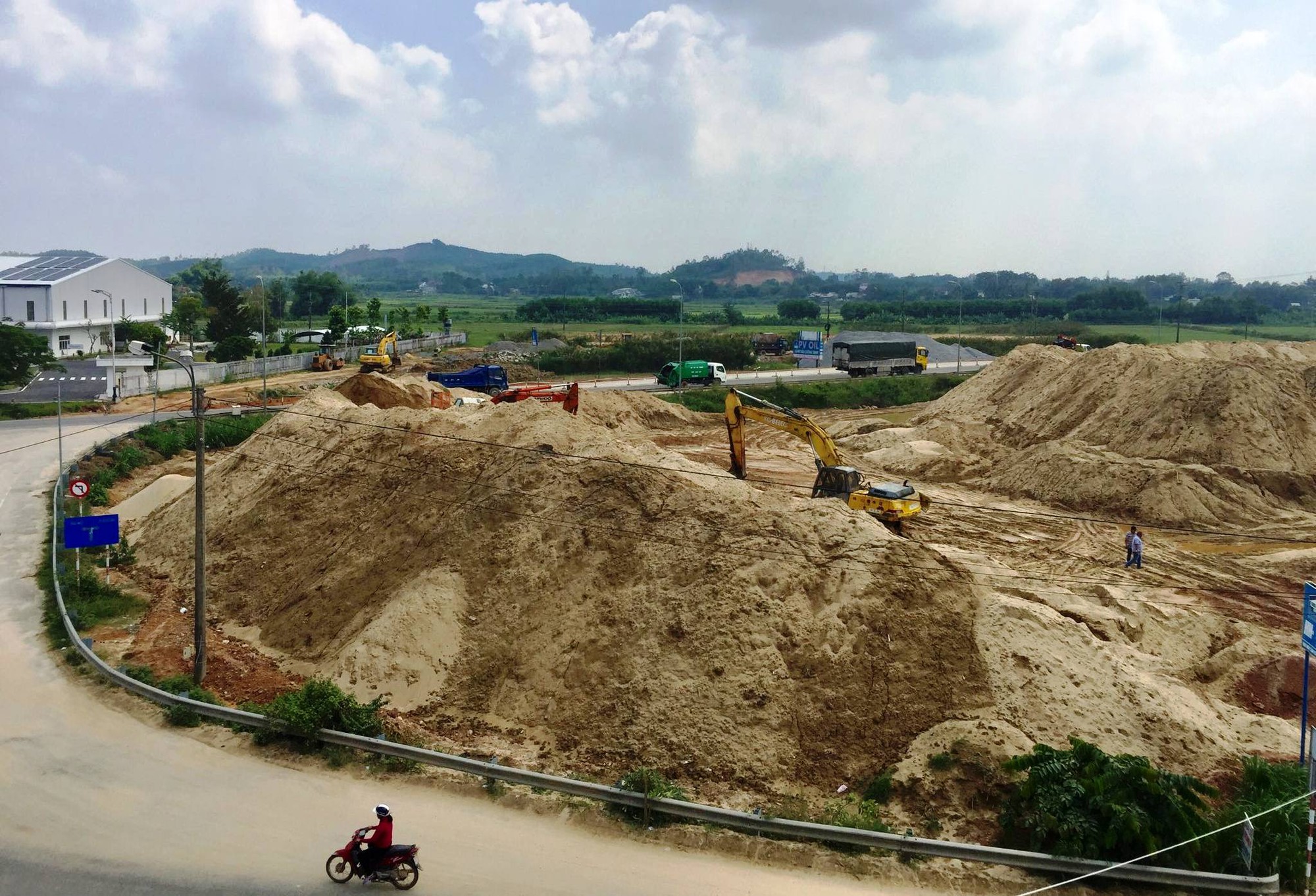Xôn xao "núi" cát khủng do vợ Chánh văn phòng UBND tỉnh Quảng Ngãi làm chủ