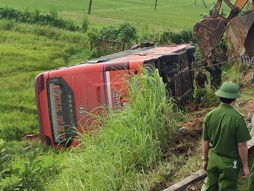 Xe kh&aacute;ch lao xuống ruộng trong đ&ecirc;m, 1 người chết, h&agrave;ng chục người bị thương - Ảnh 1.