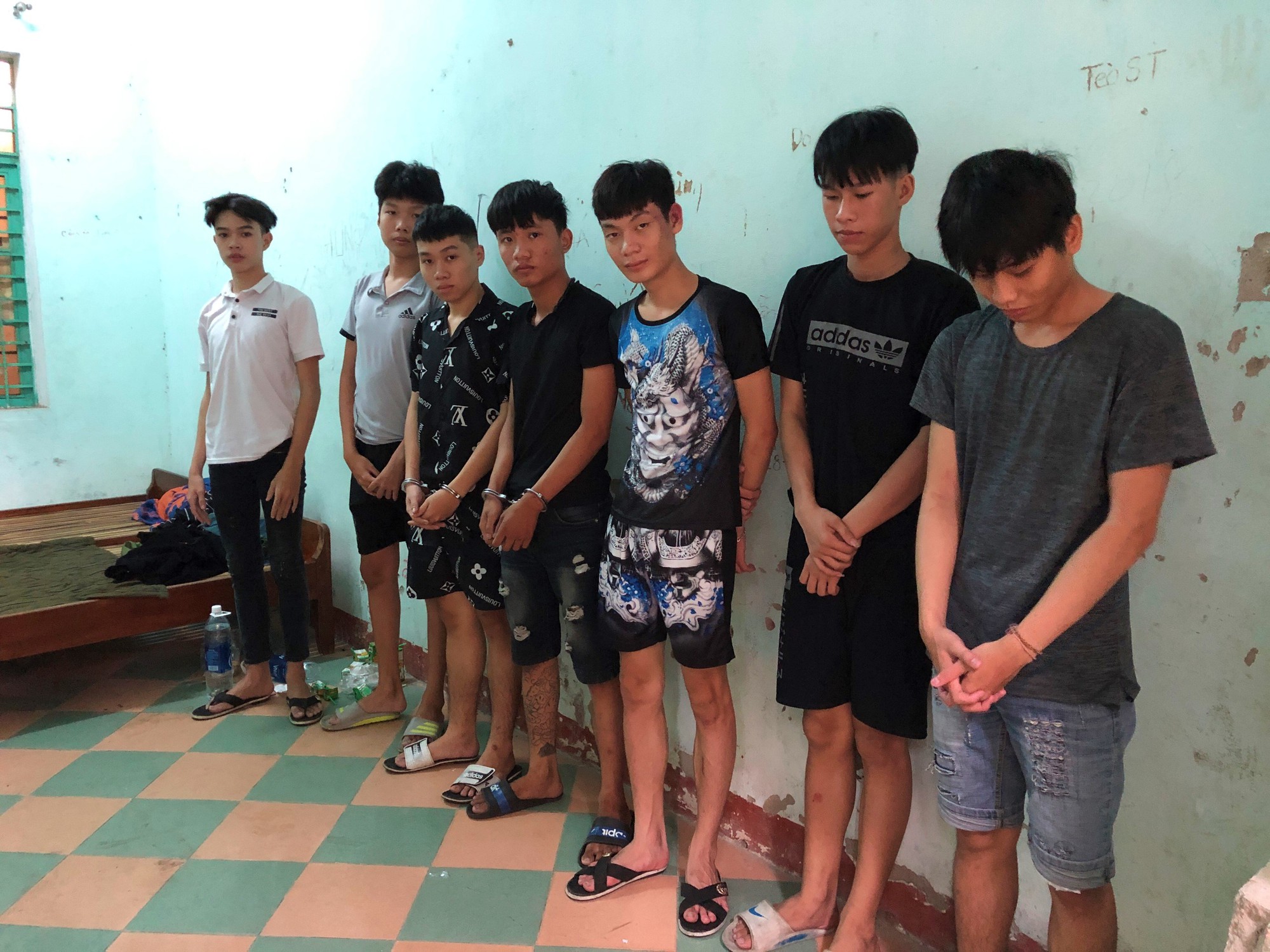 Bắt nh&oacute;m thanh thiếu ni&ecirc;n ch&eacute;m nhau giữa trung t&acirc;m Đ&agrave; Nẵng - Ảnh 2.