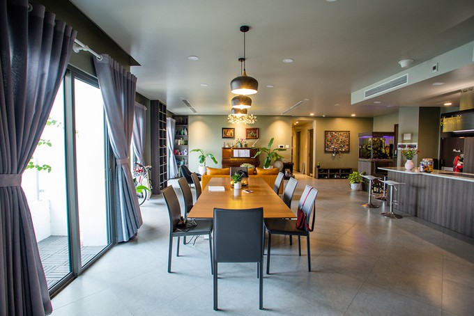 Chủ nh&agrave; gộp ba căn hộ để c&oacute; ph&ograve;ng kh&aacute;ch hơn 100 m2 - Ảnh 2.