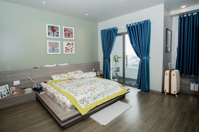 Chủ nh&agrave; gộp ba căn hộ để c&oacute; ph&ograve;ng kh&aacute;ch hơn 100 m2 - Ảnh 9.