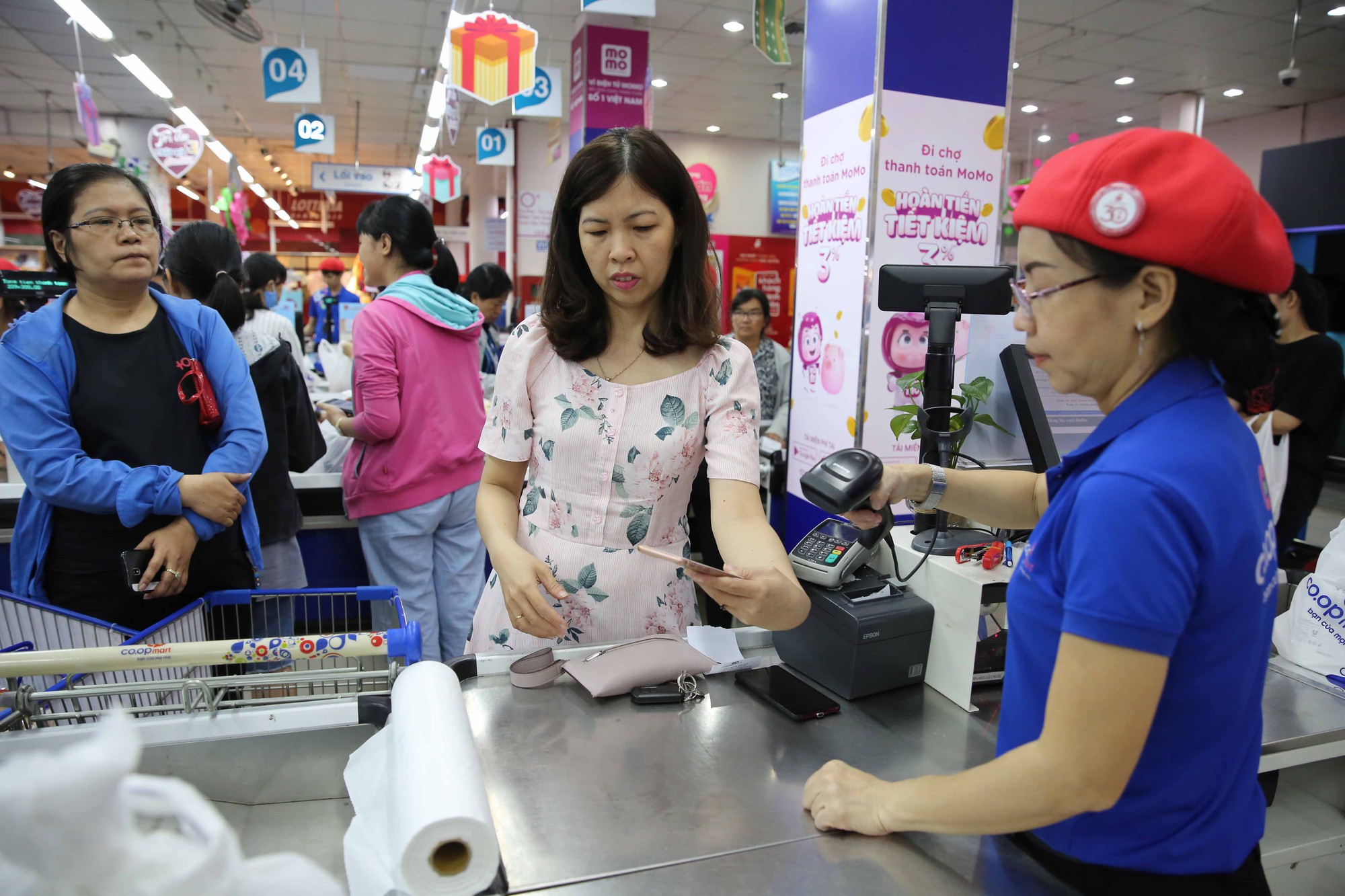 Rồng rắn xếp hàng chờ đổ xăng để được hoàn tiền 50% từ ví điện tử - Ảnh 10.