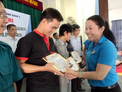 Rèn nghề cho công nhân