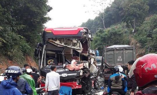 Xe khách tông nhau với xe ben, nhiều hành khách nhập viện trong tình trạng hoảng loạn