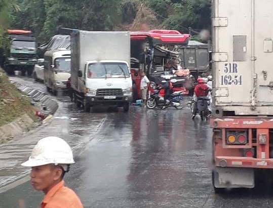 Xe khách tông nhau với xe ben, nhiều hành khách nhập viện trong tình trạng hoảng loạn - Ảnh 2.