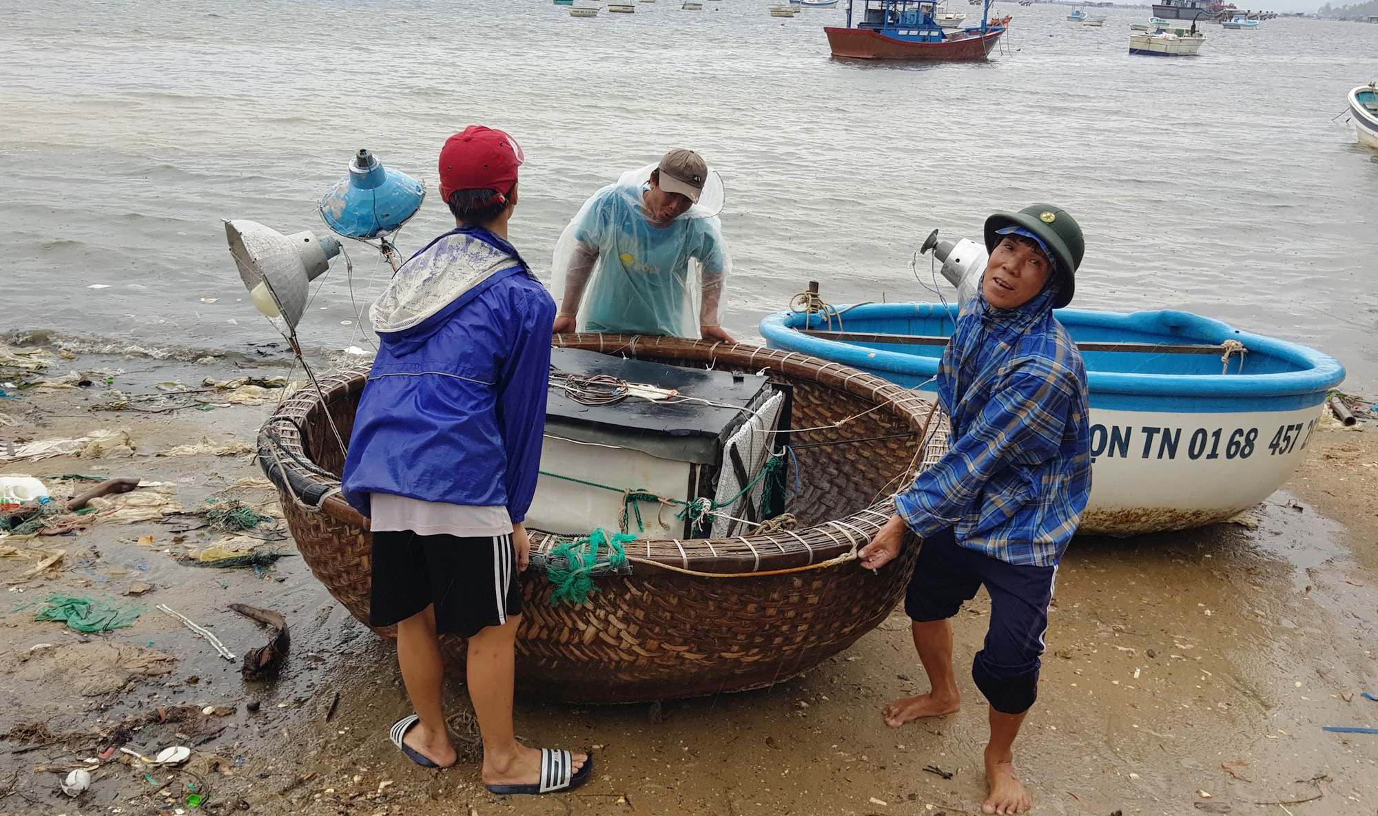 Tình ngư dân trong cơn chạy bão