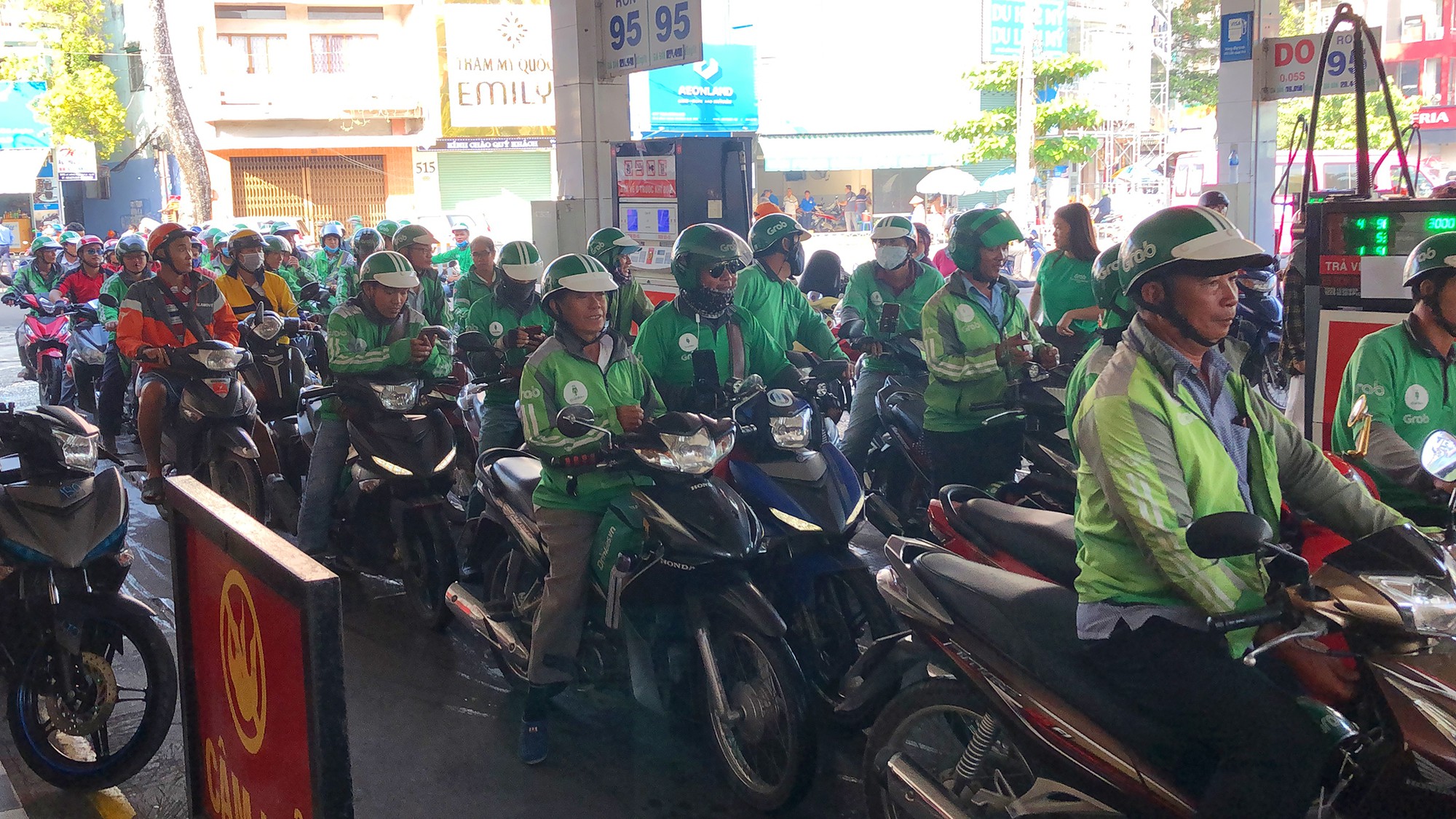Rồng rắn xếp hàng chờ đổ xăng để được hoàn tiền 50% từ ví điện tử - Ảnh 2.