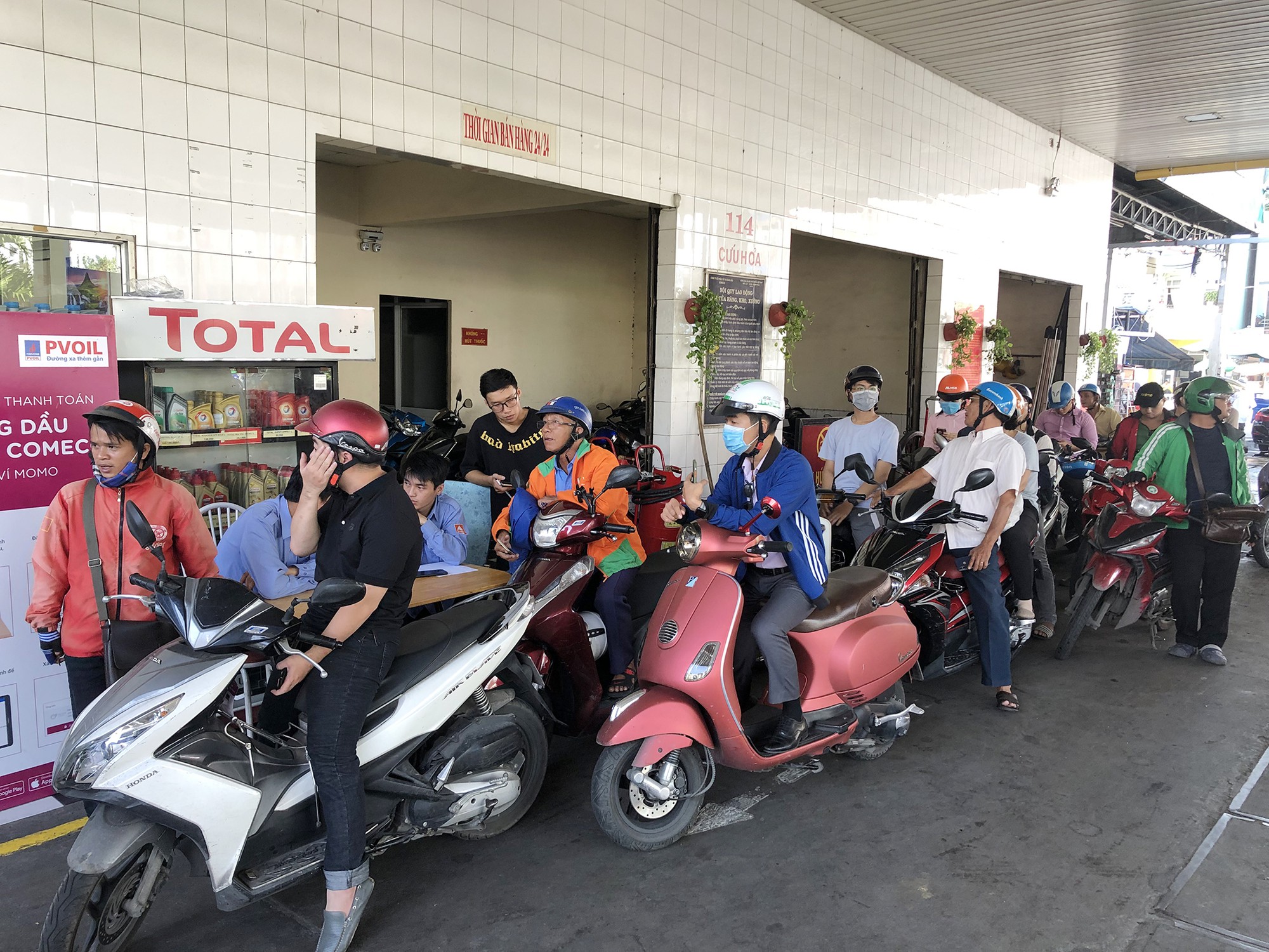 Rồng rắn xếp hàng chờ đổ xăng để được hoàn tiền 50% từ ví điện tử - Ảnh 8.