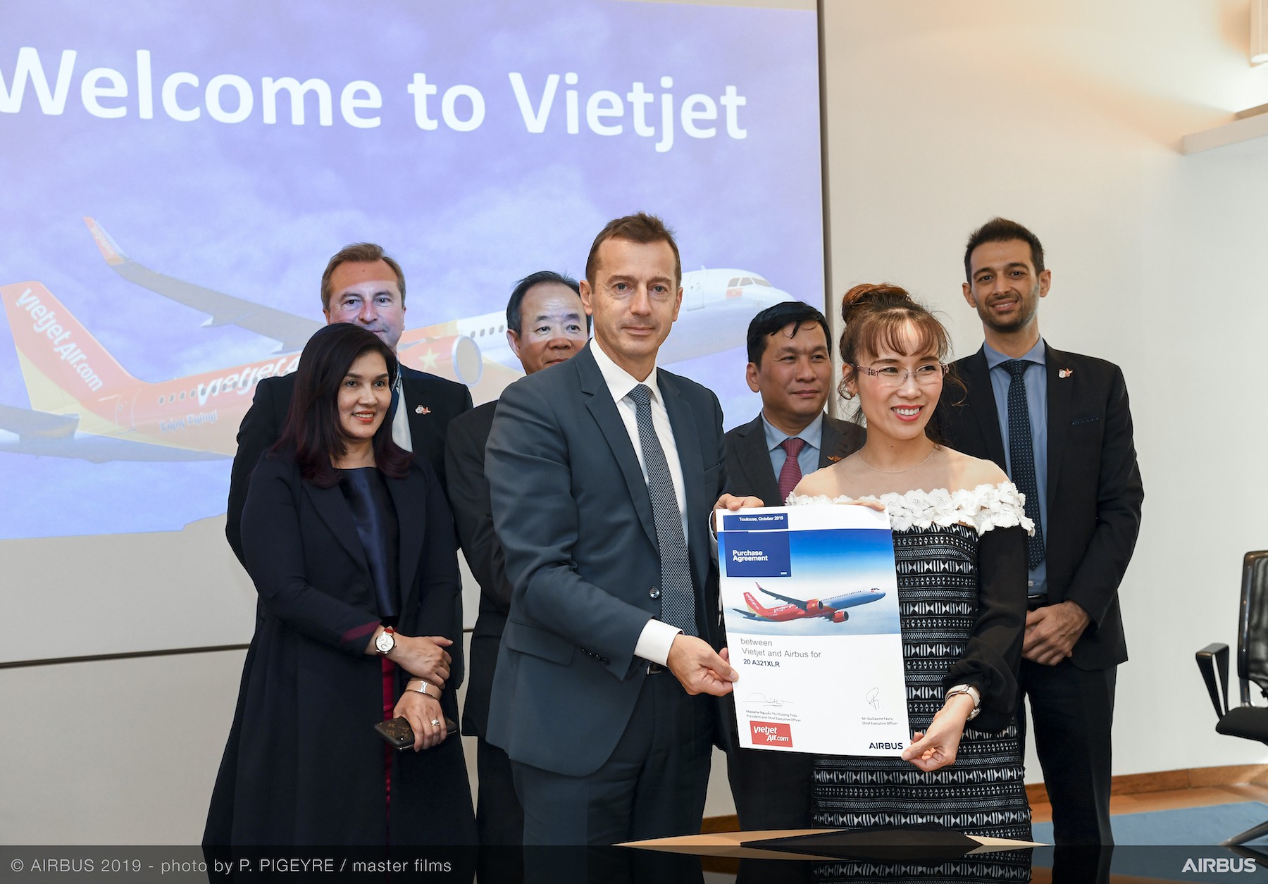 CEO Vietjet Nguyễn Thị Phương Thảo k&yacute; hợp đồng mua 20 m&aacute;y bay Airbus A321XLR - Ảnh 1.