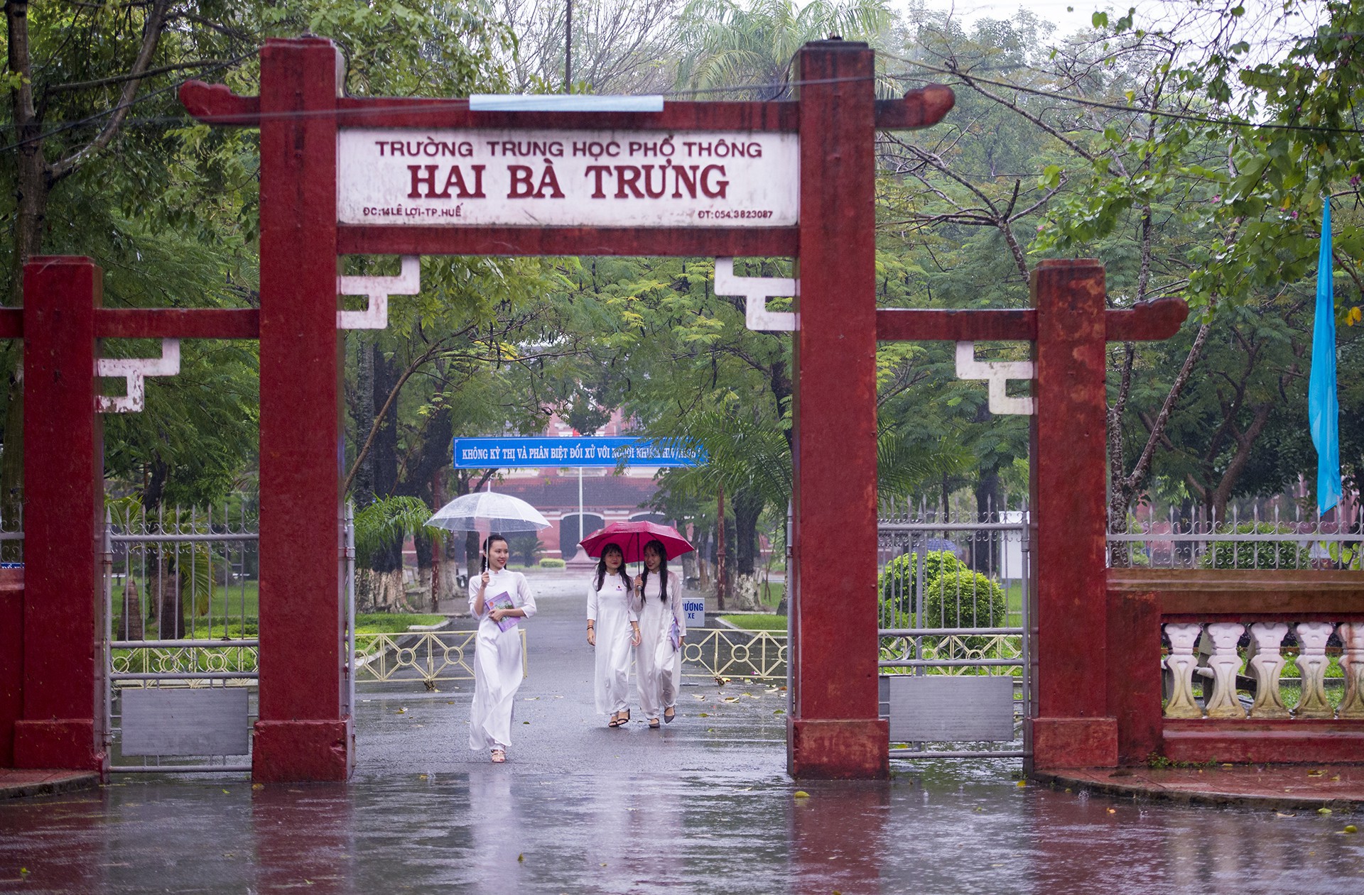 Khoảnh khắc mưa lãng mạn ở Huế - Ảnh 2.