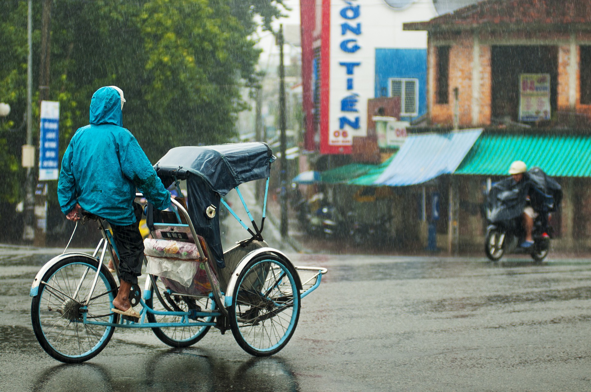 Khoảnh khắc mưa lãng mạn ở Huế - Ảnh 29.