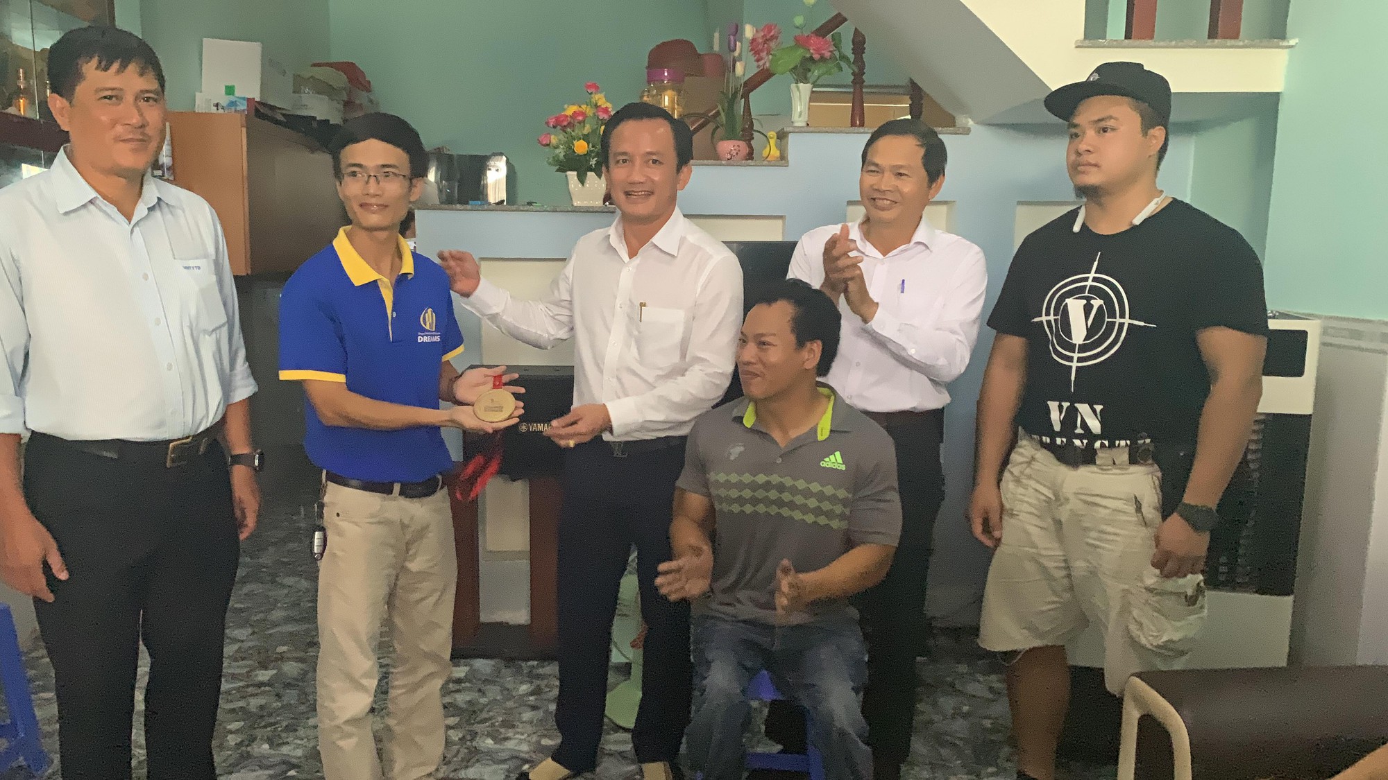 Lực sĩ khuyết tật L&ecirc; Văn C&ocirc;ng b&aacute;n đấu gi&aacute; huy chương World Cup l&agrave;m việc nghĩa - Ảnh 1.