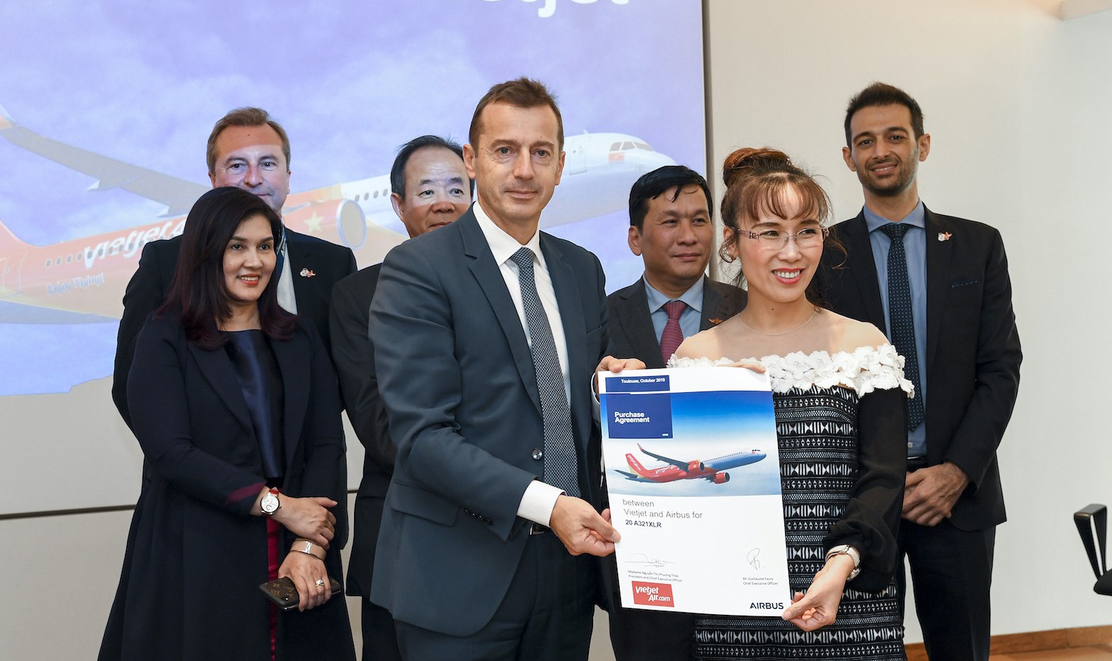CEO Vietjet Nguyễn Thị Phương Thảo ký hợp đồng mua 20 máy bay Airbus A321XLR