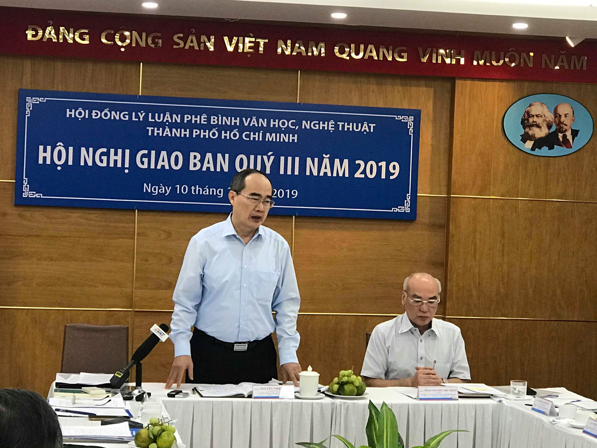 "Giờ vàng" tràn ngập hài nhảm, vắng bóng phim Việt