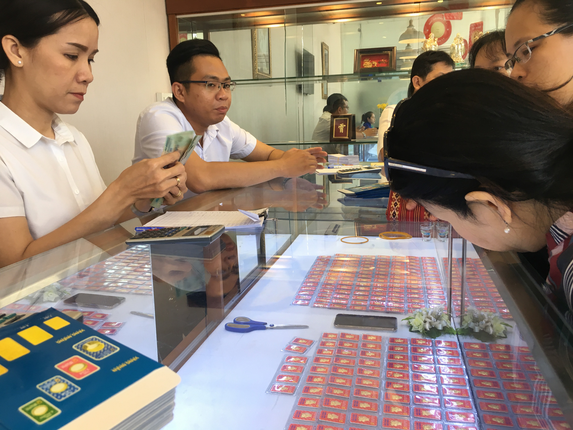 Giá vàng SJC giảm sâu, người tiêu dùng vẫn chê