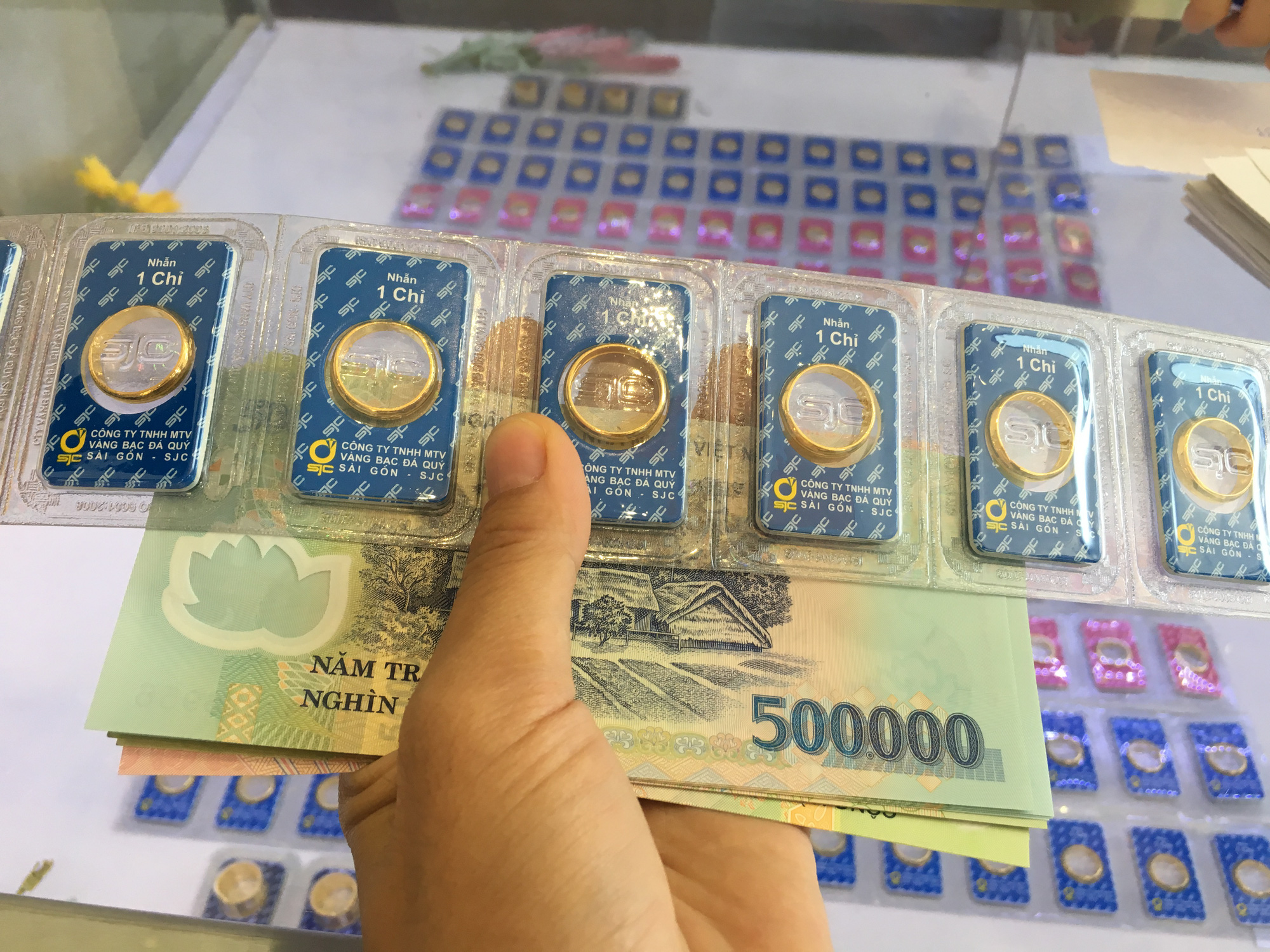 Giá vàng SJC tiếp tục tăng mạnh