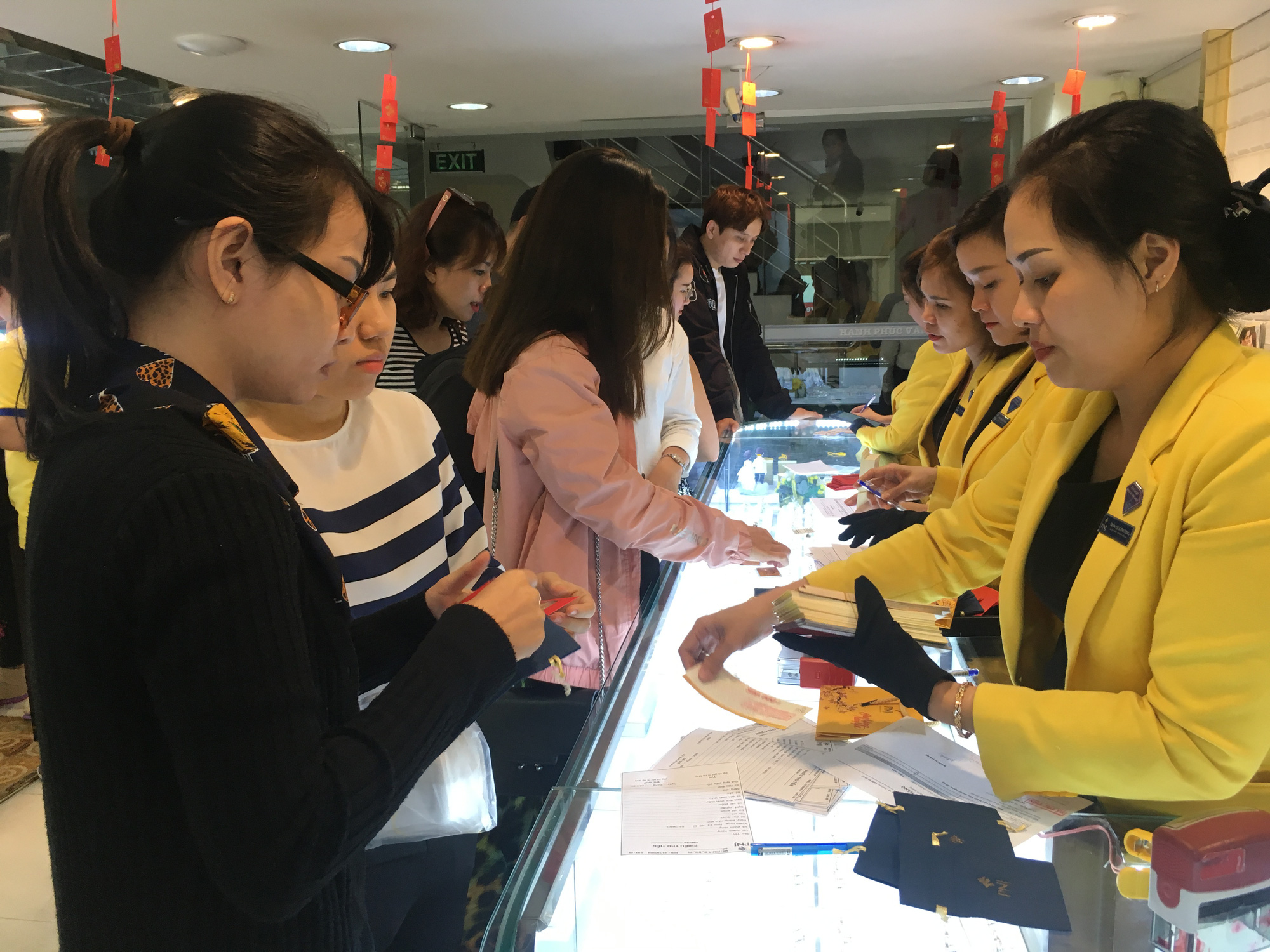 Tiệm vàng trang sức, kim cương cũng treo bảng giảm giá Black Friday