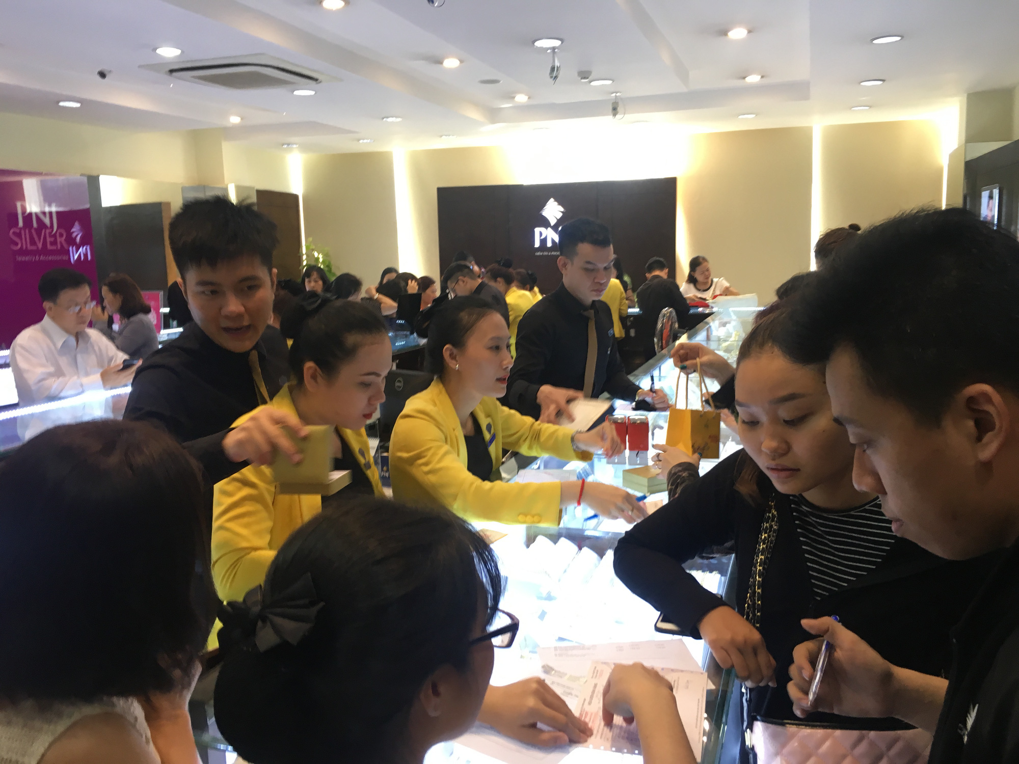 Tăng nhiều ngày liên tiếp, giá vàng SJC bỏ xa mốc 42 triệu đồng/lượng