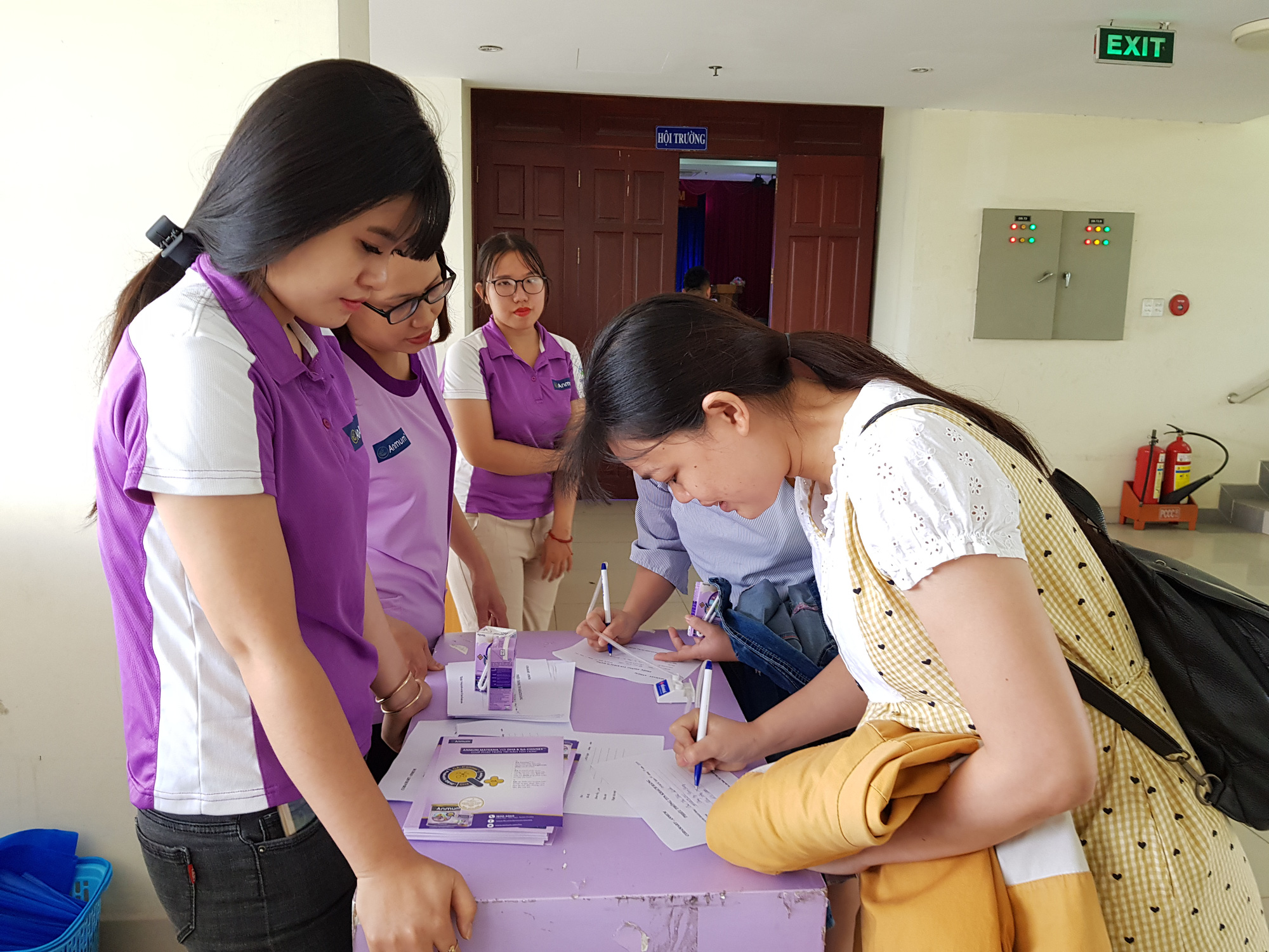 Tư vấn sức khỏe cho nữ công nhân mang thai