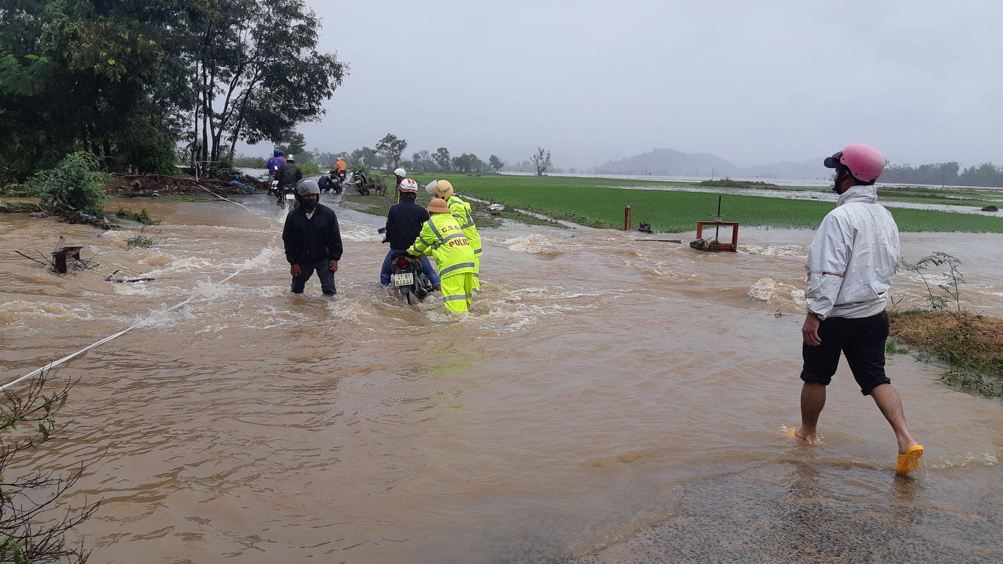 Đắk Lắk: Hàng trăm nhà dân chìm trong nước lũ - Ảnh 3.