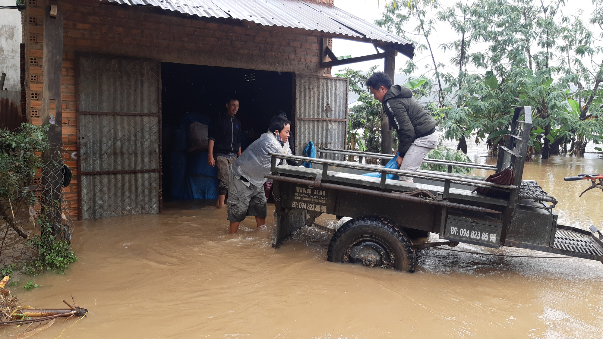 Đắk Lắk: Hàng trăm nhà dân chìm trong nước lũ - Ảnh 13.