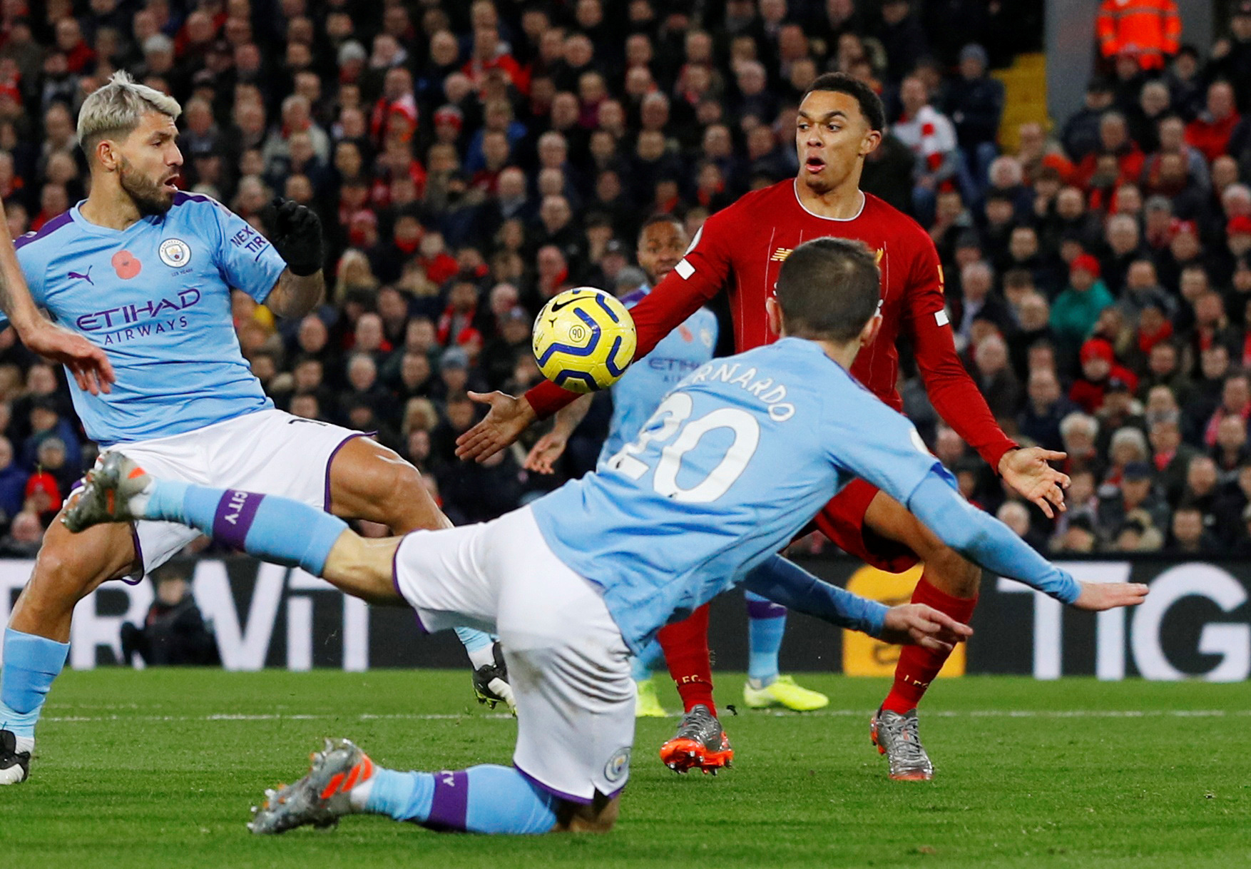 Trọng t&agrave;i v&agrave; VAR chống lưng cho Liverpool nhưng Liverpool thắng xứng đ&aacute;ng! - Ảnh 2.