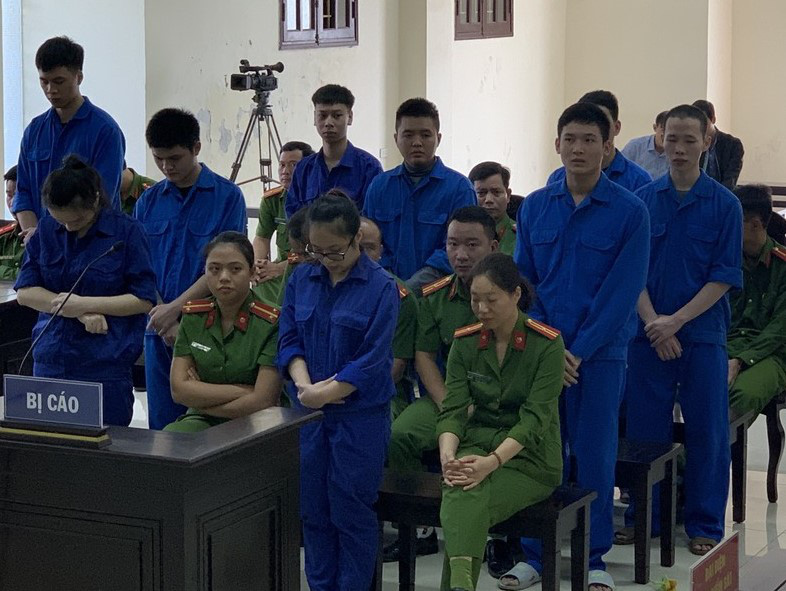 Bị cáo buộc mở "tiệc" ma túy đêm tân hôn, đôi vợ chồng trẻ cùng nhóm bạn hầu tòa