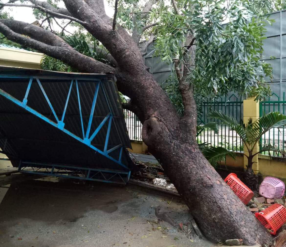 Mưa lớn, hàng trăm hộ dân bị ngập, học sinh nghỉ học, toàn hồ đập bị đe dọa - Ảnh 4.