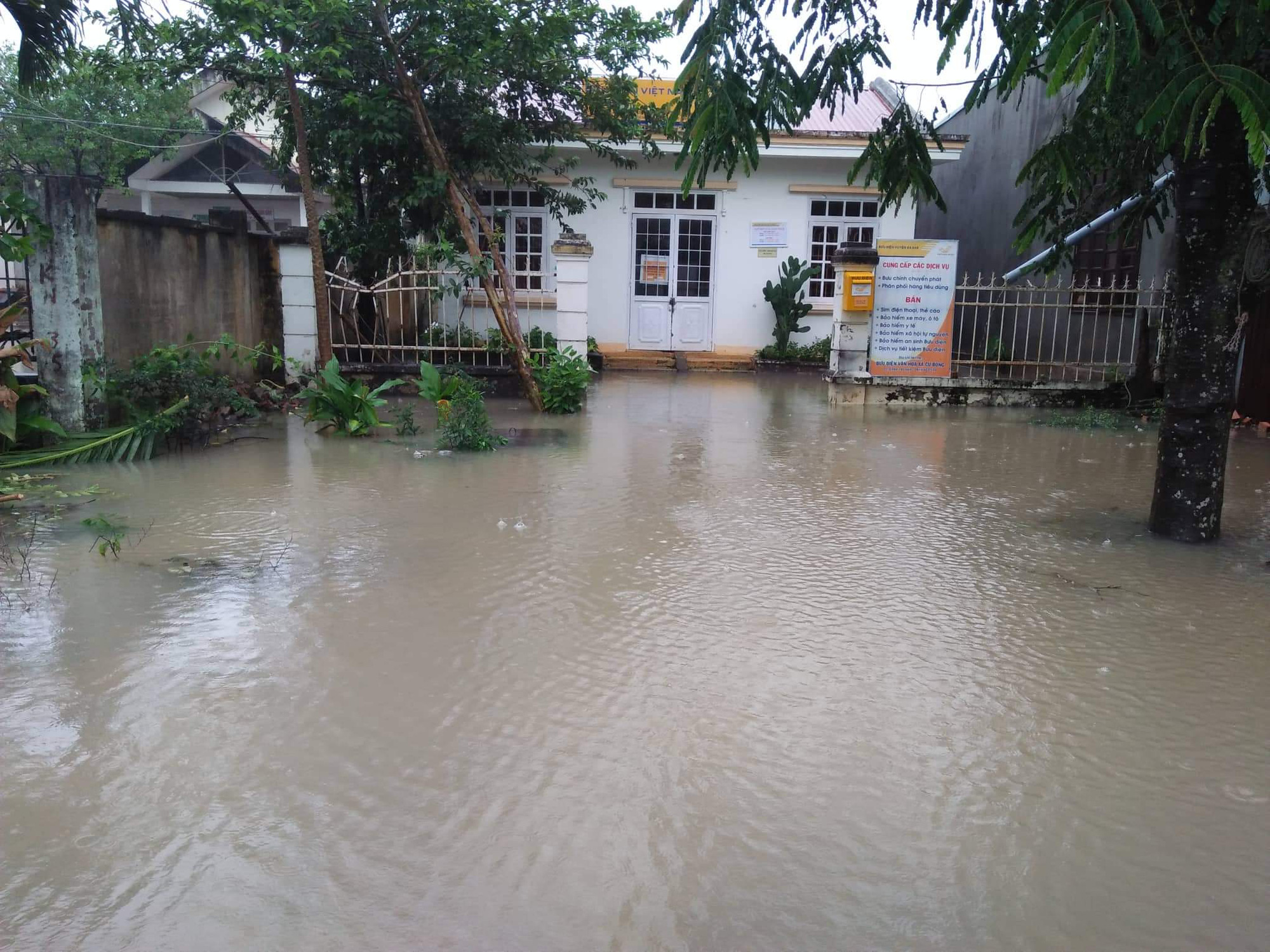 Mưa lớn, hàng trăm hộ dân bị ngập, học sinh nghỉ học, toàn hồ đập bị đe dọa - Ảnh 5.