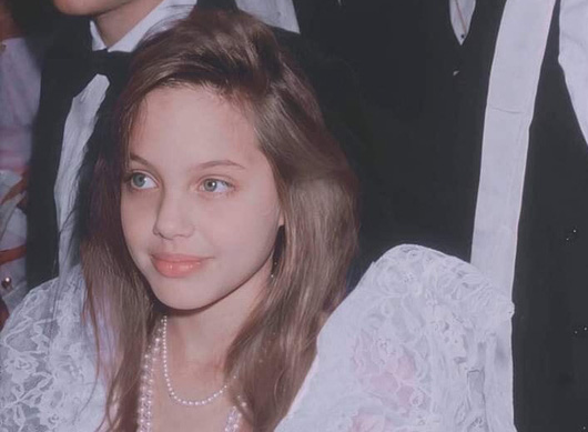 Bất ngờ nhan sắc thời niên thiếu của Angelina Jolie