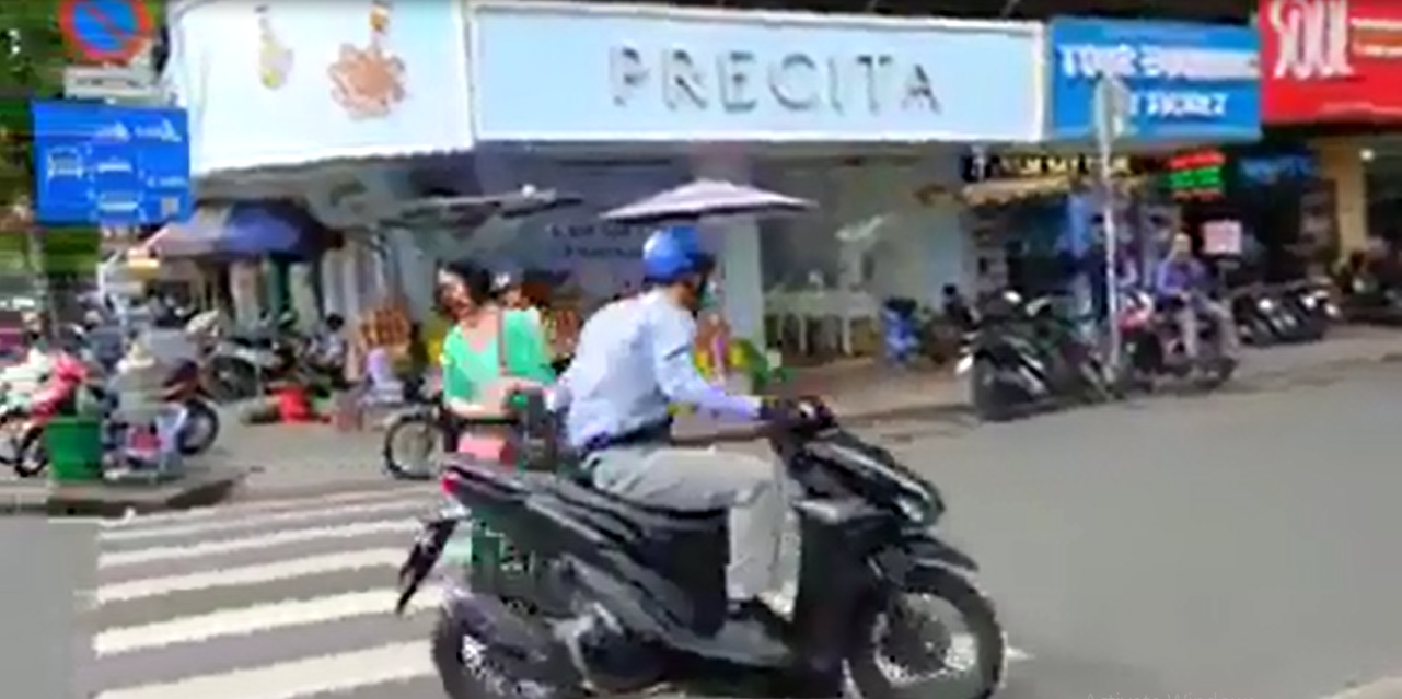 CLIP: Ngỡ ngàng với pha cướp giật chớp nhoáng trước chợ Bến Thành - Ảnh 1.